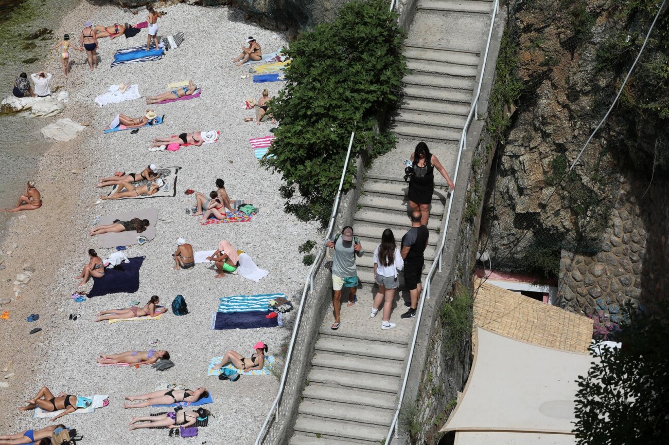 Rijeka: Kupa?i na gradskoj plai Sabli?evo Rijeka: Kupa?i na gradskoj plai Sabli?evo