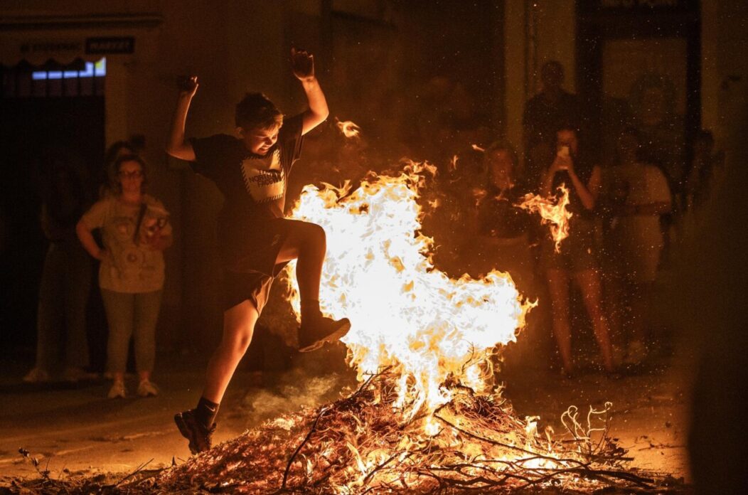 Vodnjansko ljeto započelo tradicionalnim skokovima kroz vatru sv. Ivana Vodnjansko ljeto započelo tradicionalnim skokovima kroz vatru sv. Ivana