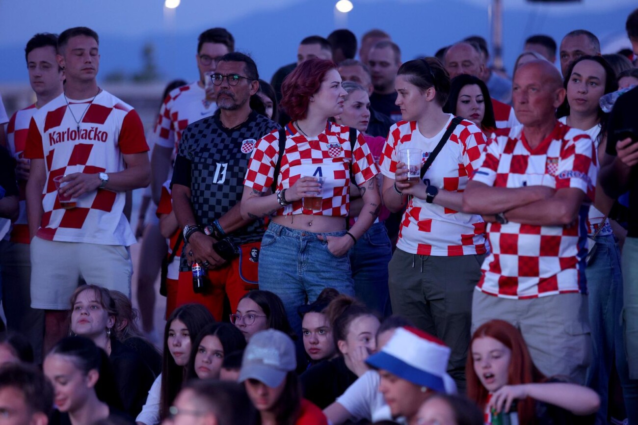 Rijeka: Navijači prate nogometnu utakmicu između Hrvatske i Italije Rijeka: Navijači prate nogometnu utakmicu između Hrvatske i Italije