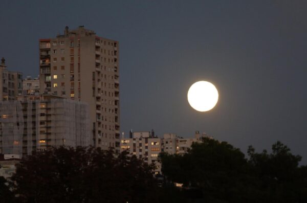 Rijeka: Sjajni mjesec izlazi nad gradom