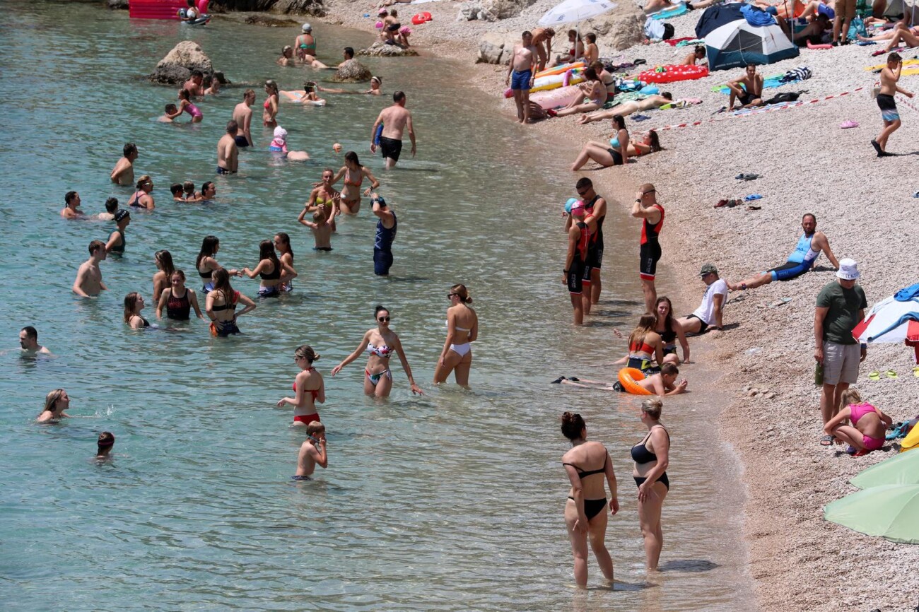 Kostrena: Plaža Nova voda puna kupača