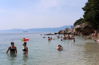 Kostrena: Plaa Nova voda puna kupa?a