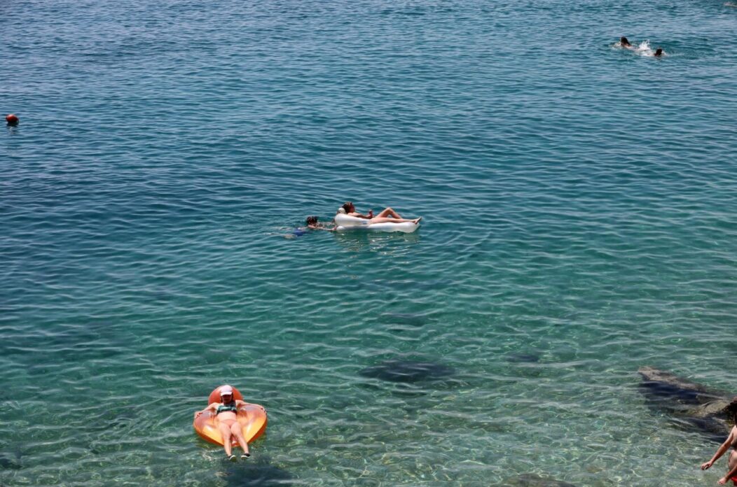Kostrena: Plaža Nova voda puna kupača Kostrena: Plaža Nova voda puna kupača