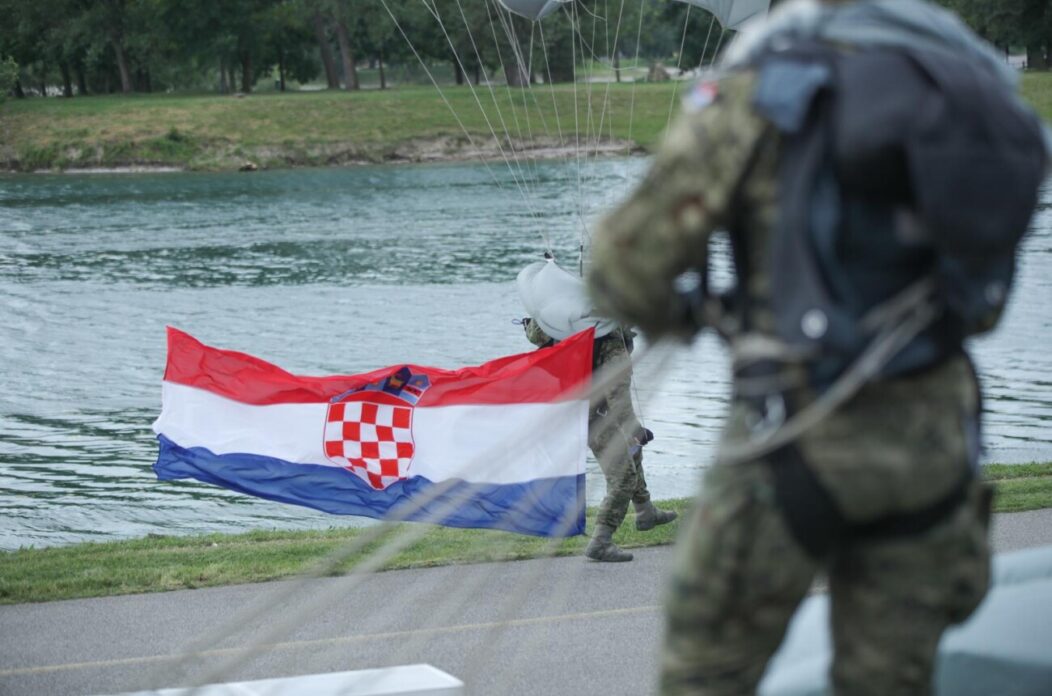 Zagreb: Dan državnosti obilježen pokaznim vježbama Hrvatske vojske i policije te prigodnim letačkim programom Zagreb: Dan državnosti obilježen pokaznim vježbama Hrvatske vojske i policije te prigodnim letačkim programom