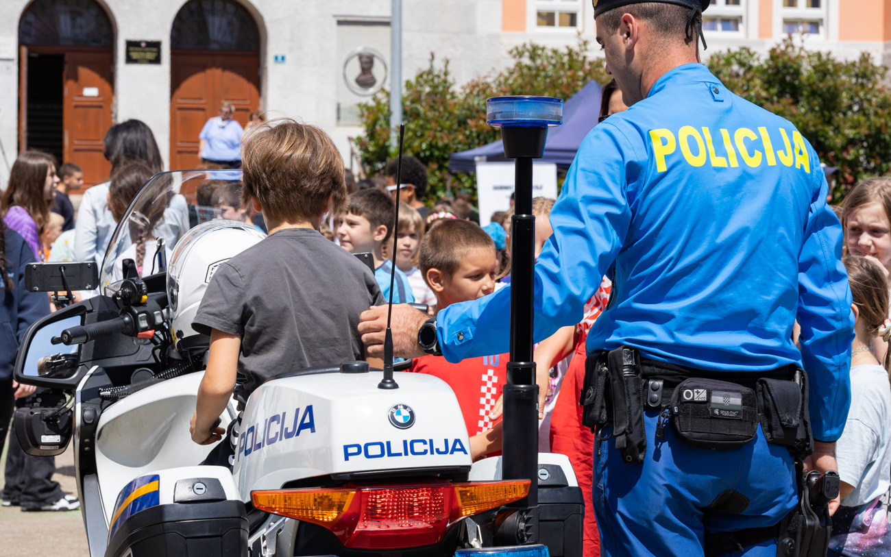 postani -Policajac-policajka– Dan otvorenih vrata policija-30 postani -Policajac-policajka– Dan otvorenih vrata policija-30