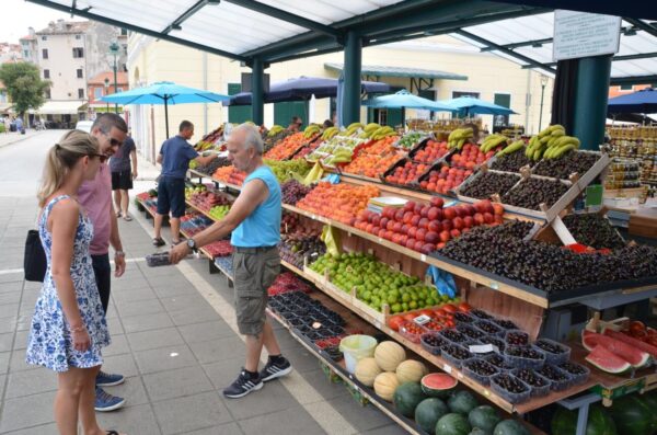 Rovinj: Tržnica i ribarnica u prijepodnevnim satim pune kupaca
