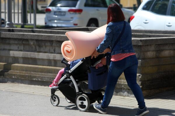 Karlovac: Dječja kolica, osim za djecu, služe i za prijevoz drugih stvari