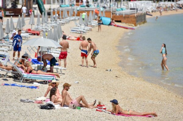 Malobrojni gosti odmaraju se na plaži Zrče
