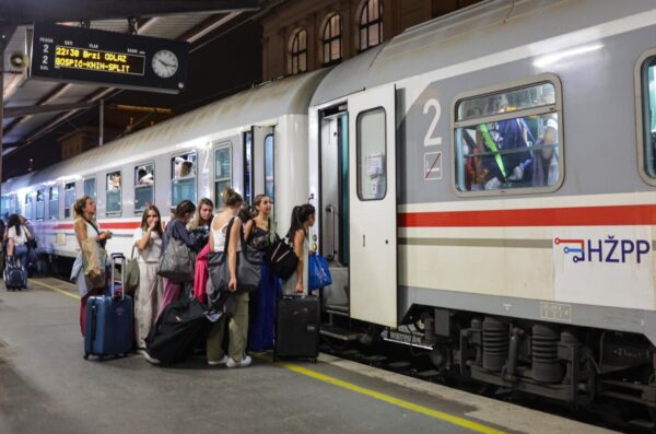 Gužva na zagrebačkom Glavnom kolodvoru uoči festivala Ultra Europe u Splitu