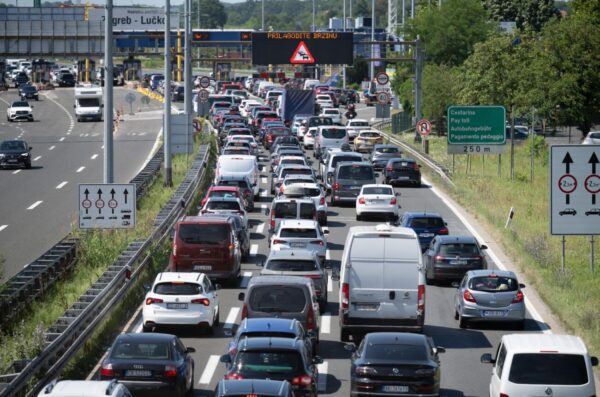 Zagreb: Velike gužve stvaraju se na naplatnoj postaji Lučko u smjeru mora