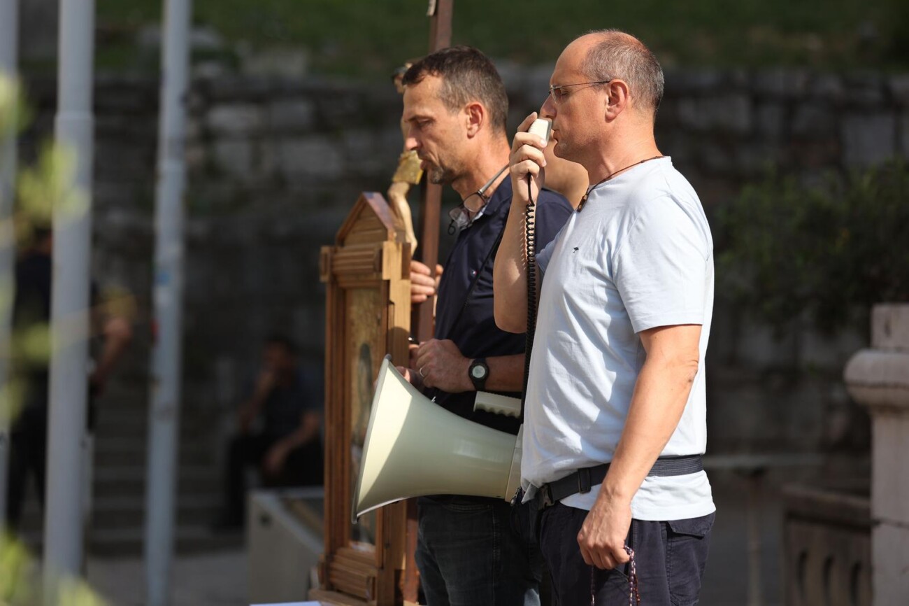 Rijeka: Molitelji pred katedralom sv. Vida