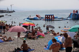 Rijeka: Mravinjak na plaži pod stadionom na Kantridi Rijeka: Mravinjak na plaži pod stadionom na Kantridi