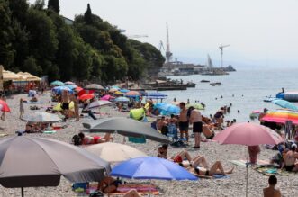 Rijeka: Mravinjak na plaži pod stadionom na Kantridi Rijeka: Mravinjak na plaži pod stadionom na Kantridi