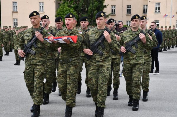Požega: Ministar Anušić na svečanoj prisegi ročnika u vojarni 123 brigade HV