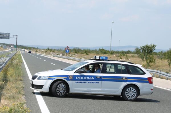 Pirovac: Cisterna s gorivom izletjela s autoceste nakon sudara s teglja?em