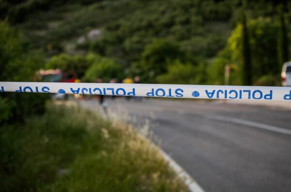 Baška Voda: U teškoj prometnoj nesreći poginula jedna osoba a dvoje ozlijeđeno Baška Voda: U teškoj prometnoj nesreći poginula jedna osoba a dvoje ozlijeđeno