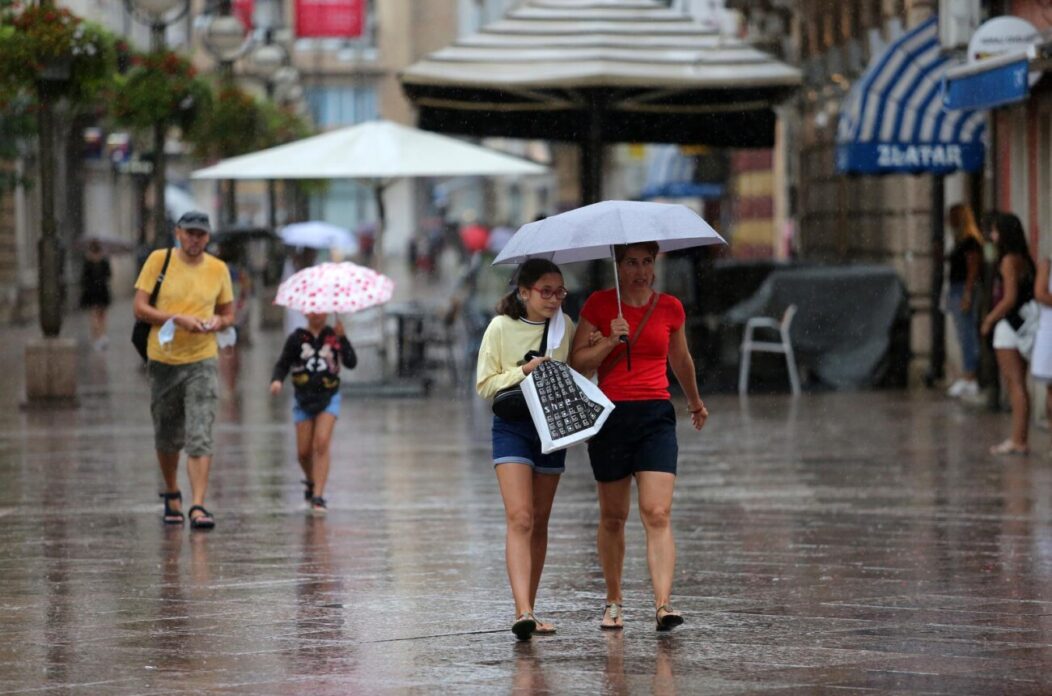 Rijeka: Ljetni pljusak na Korzu natjerao prolaznike u bijeg Rijeka: Ljetni pljusak na Korzu natjerao prolaznike u bijeg