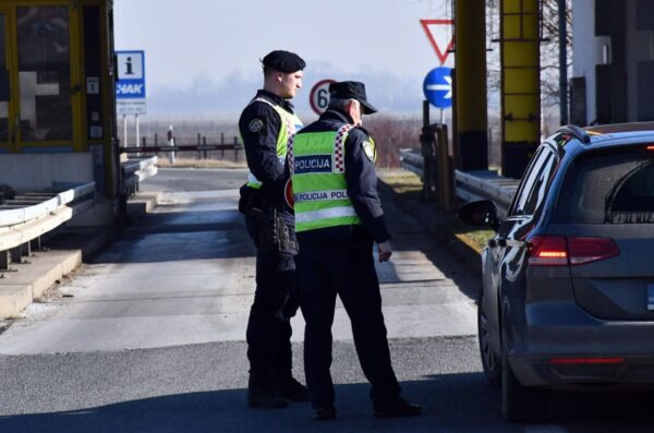 Slavonski Brod: Zbog ilegalnih migranata policija na brojnim punktovima uz prometnice provodi pojačani nadzor Slavonski Brod: Zbog ilegalnih migranata policija na brojnim punktovima uz prometnice provodi pojačani nadzor