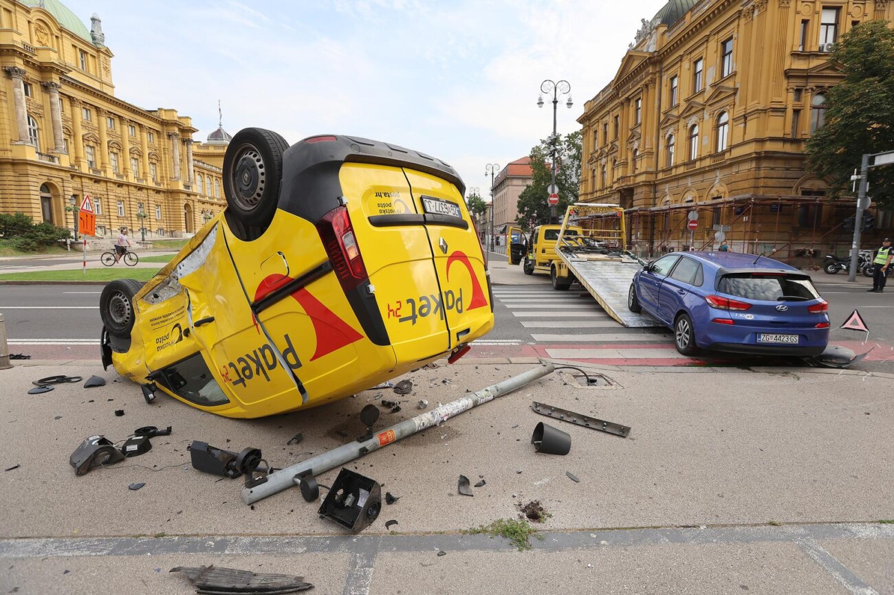 Zagreb: Težak sudar kod HNK, poštanski kombi završio na krovu Zagreb: Težak sudar kod HNK, poštanski kombi završio na krovu