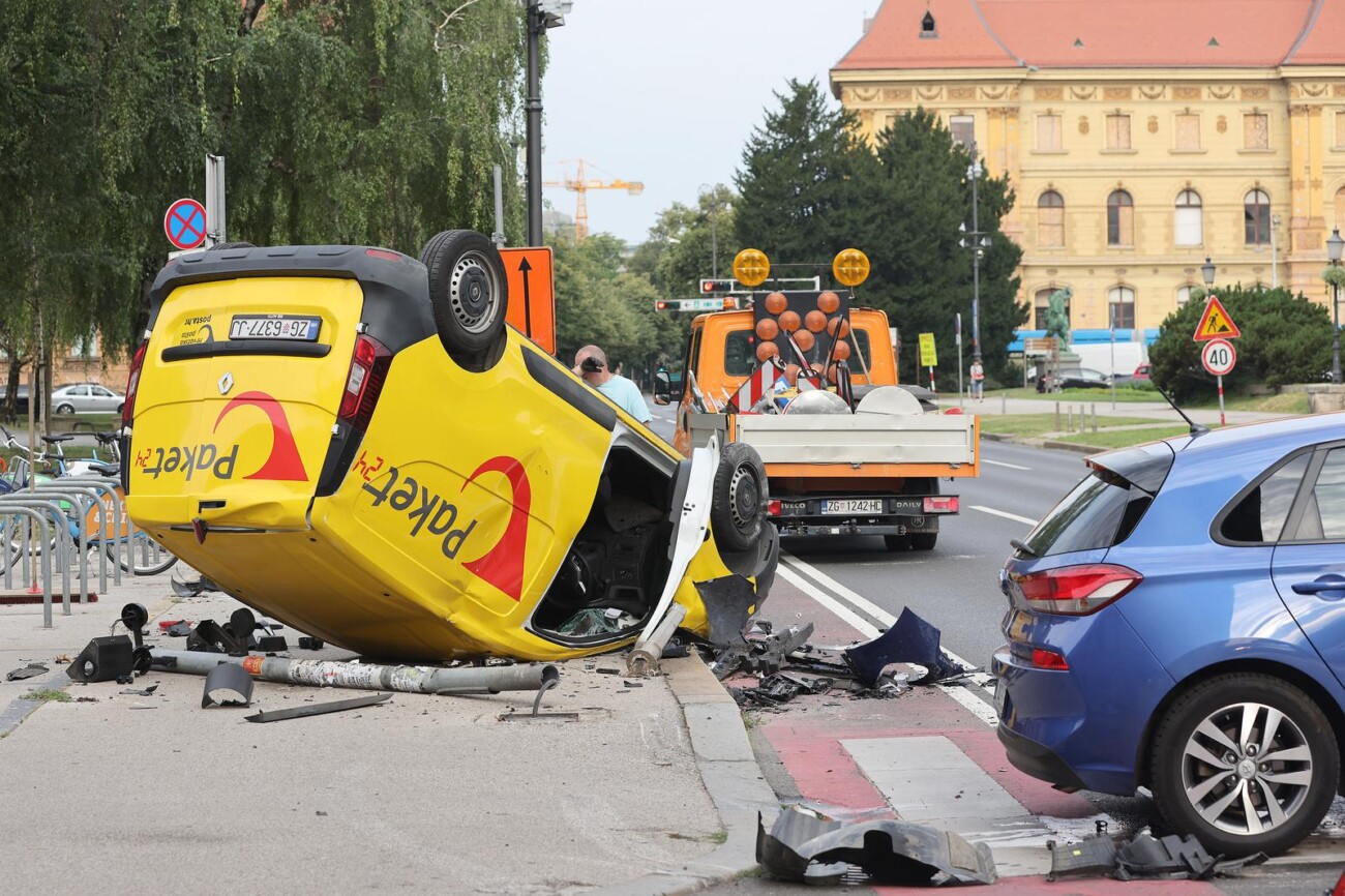 Zagreb: Težak sudar kod HNK, poštanski kombi završio na krovu Zagreb: Težak sudar kod HNK, poštanski kombi završio na krovu