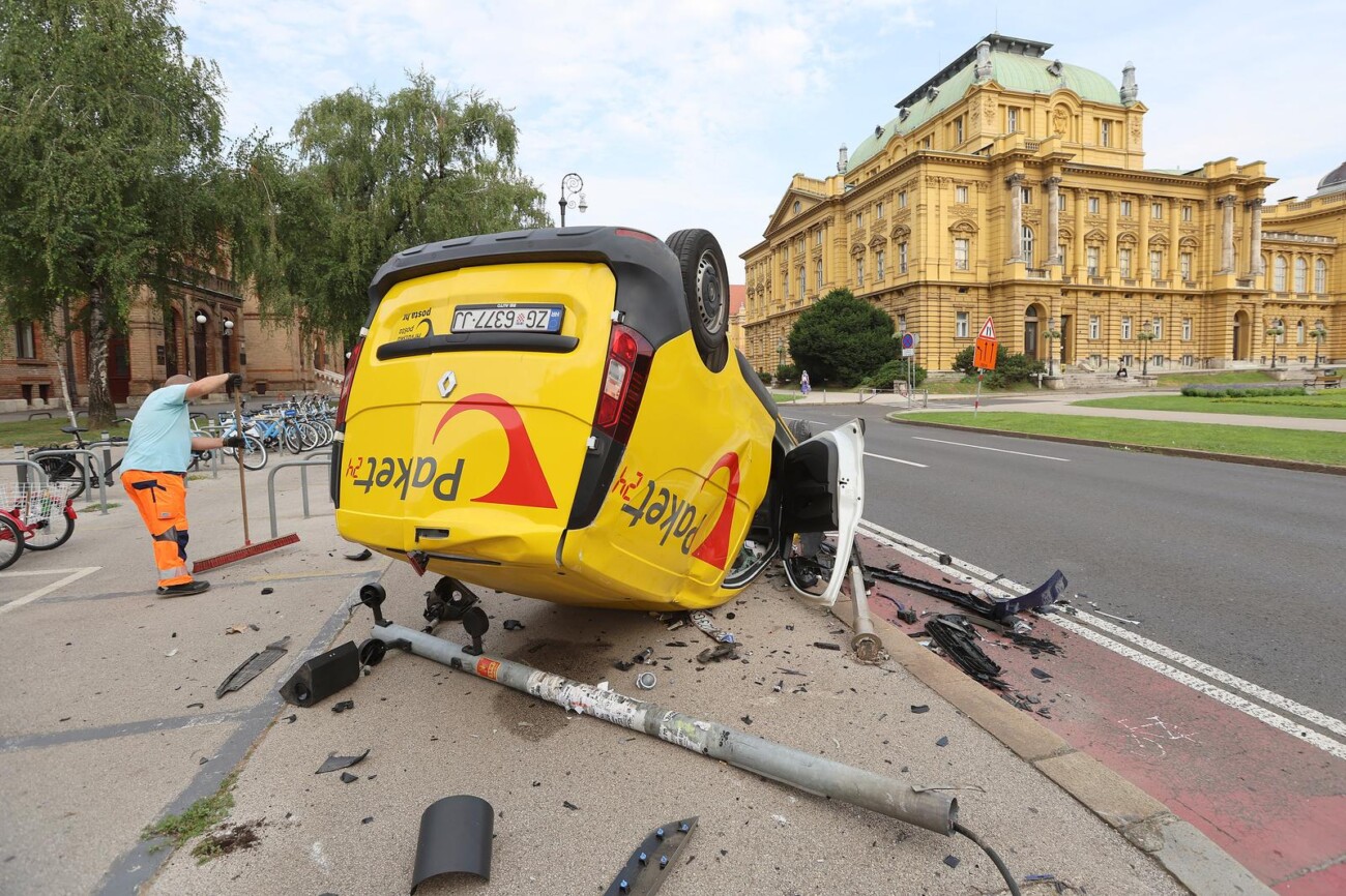Zagreb: Težak sudar kod HNK, poštanski kombi završio na krovu Zagreb: Težak sudar kod HNK, poštanski kombi završio na krovu