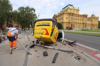 Zagreb: Težak sudar kod HNK, poštanski kombi završio na krovu Zagreb: Težak sudar kod HNK, poštanski kombi završio na krovu
