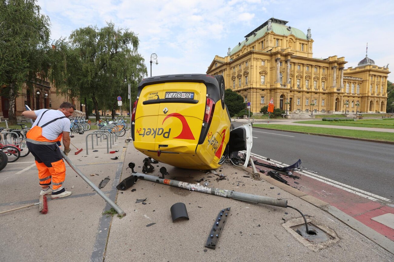 Zagreb: Težak sudar kod HNK, poštanski kombi završio na krovu Zagreb: Težak sudar kod HNK, poštanski kombi završio na krovu