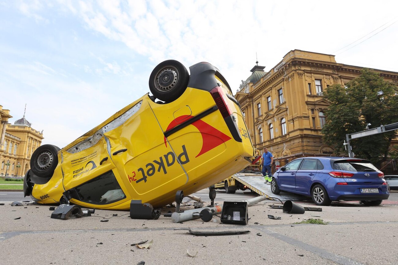 Zagreb: Težak sudar kod HNK, poštanski kombi završio na krovu Zagreb: Težak sudar kod HNK, poštanski kombi završio na krovu