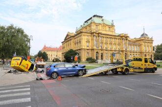 Zagreb: Težak sudar kod HNK, poštanski kombi završio na krovu Zagreb: Težak sudar kod HNK, poštanski kombi završio na krovu