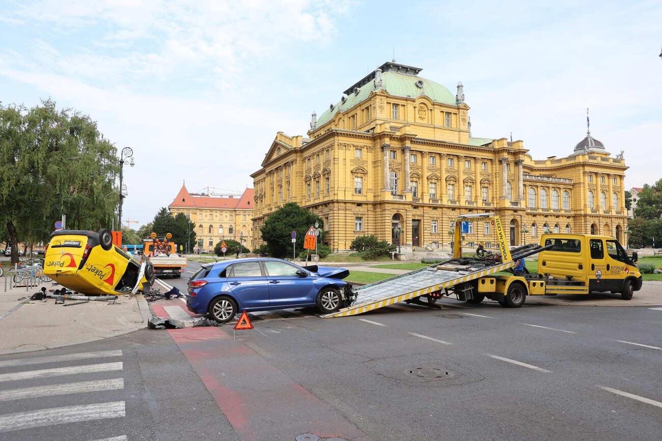 Zagreb: Težak sudar kod HNK, poštanski kombi završio na krovu Zagreb: Težak sudar kod HNK, poštanski kombi završio na krovu