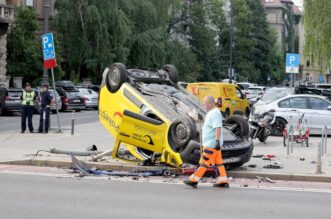 Zagreb: Tezak sudar kod HNK, postanski kombi zavrsio na krovu Zagreb: Tezak sudar kod HNK, postanski kombi zavrsio na krovu
