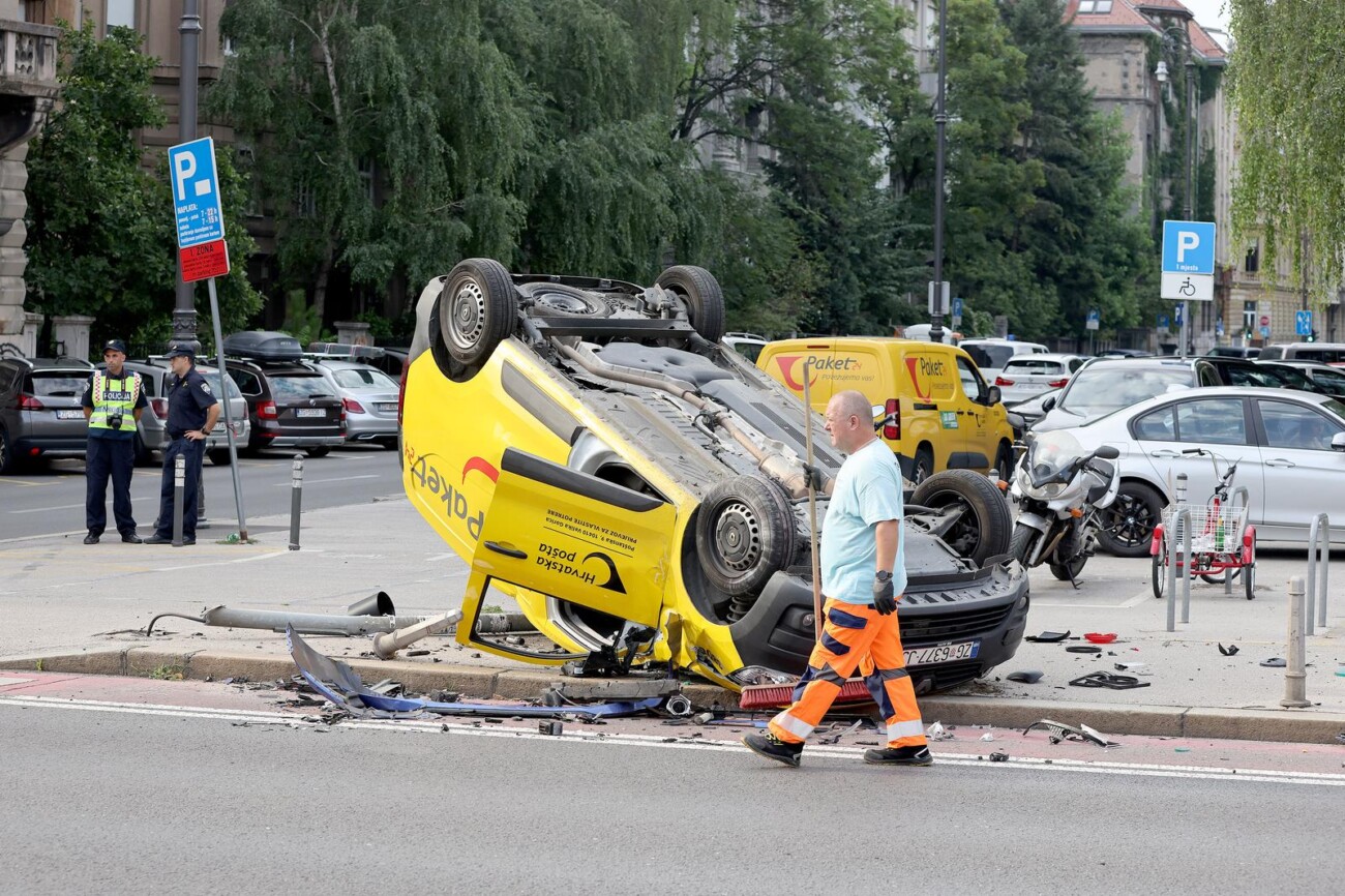 Zagreb: Tezak sudar kod HNK, postanski kombi zavrsio na krovu Zagreb: Tezak sudar kod HNK, postanski kombi zavrsio na krovu