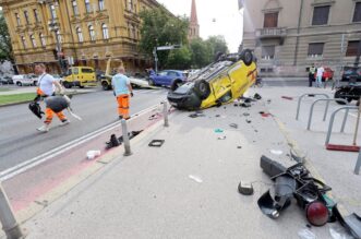 Zagreb: Tezak sudar kod HNK, postanski kombi zavrsio na krovu Zagreb: Tezak sudar kod HNK, postanski kombi zavrsio na krovu