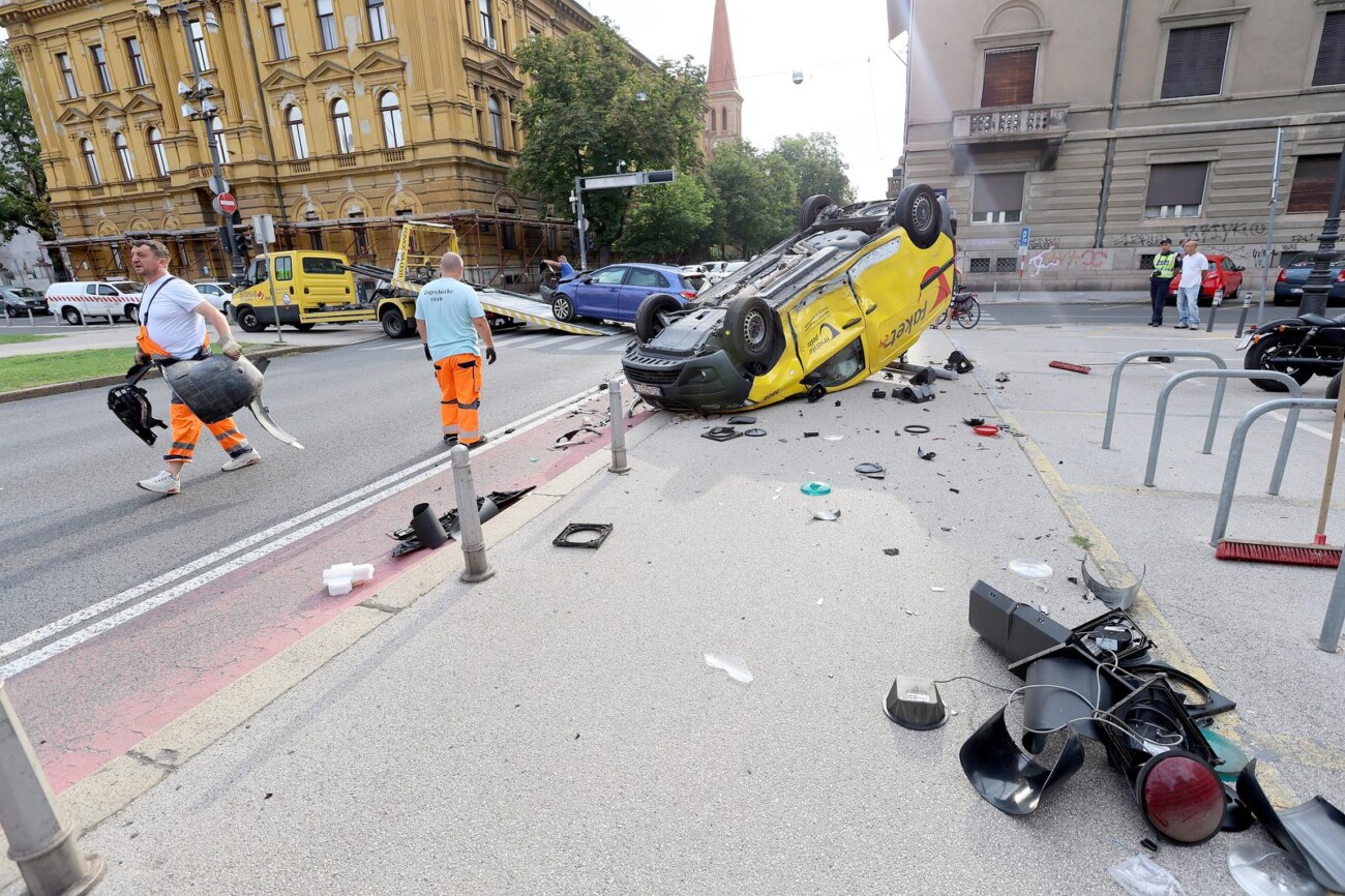 Zagreb: Tezak sudar kod HNK, postanski kombi zavrsio na krovu Zagreb: Tezak sudar kod HNK, postanski kombi zavrsio na krovu