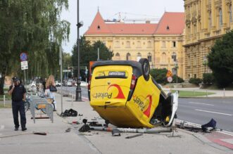 Zagreb: Tezak sudar kod HNK, postanski kombi zavrsio na krovu Zagreb: Tezak sudar kod HNK, postanski kombi zavrsio na krovu