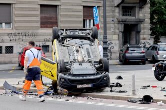 Zagreb: Tezak sudar kod HNK, postanski kombi zavrsio na krovu Zagreb: Tezak sudar kod HNK, postanski kombi zavrsio na krovu