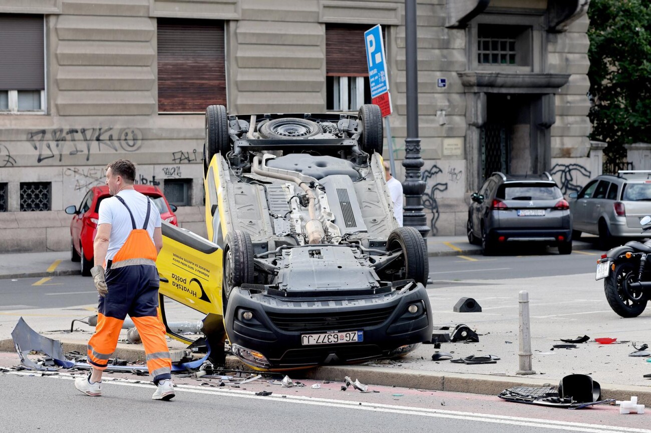 Zagreb: Tezak sudar kod HNK, postanski kombi zavrsio na krovu Zagreb: Tezak sudar kod HNK, postanski kombi zavrsio na krovu