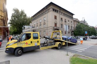 Zagreb: Tezak sudar kod HNK, postanski kombi zavrsio na krovu Zagreb: Tezak sudar kod HNK, postanski kombi zavrsio na krovu