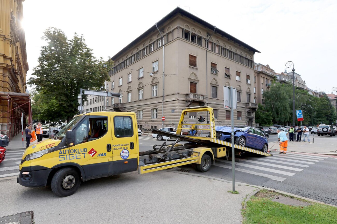 Zagreb: Tezak sudar kod HNK, postanski kombi zavrsio na krovu Zagreb: Tezak sudar kod HNK, postanski kombi zavrsio na krovu