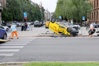 Zagreb: Tezak sudar kod HNK, postanski kombi zavrsio na krovu Zagreb: Tezak sudar kod HNK, postanski kombi zavrsio na krovu