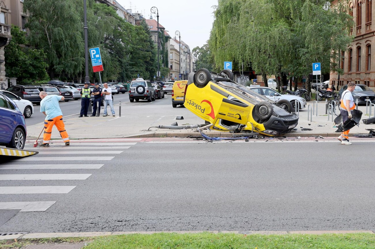 Zagreb: Tezak sudar kod HNK, postanski kombi zavrsio na krovu Zagreb: Tezak sudar kod HNK, postanski kombi zavrsio na krovu