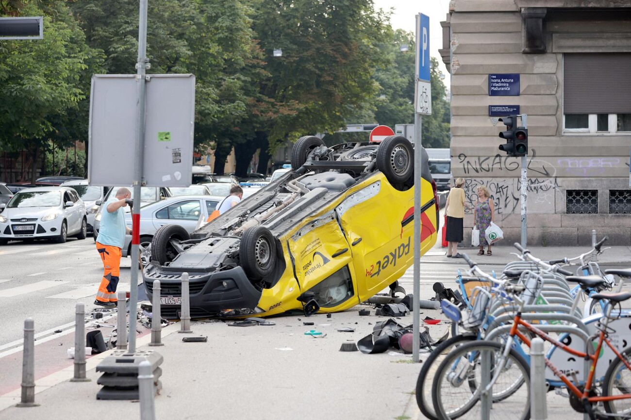 Zagreb: Tezak sudar kod HNK, postanski kombi zavrsio na krovu Zagreb: Tezak sudar kod HNK, postanski kombi zavrsio na krovu