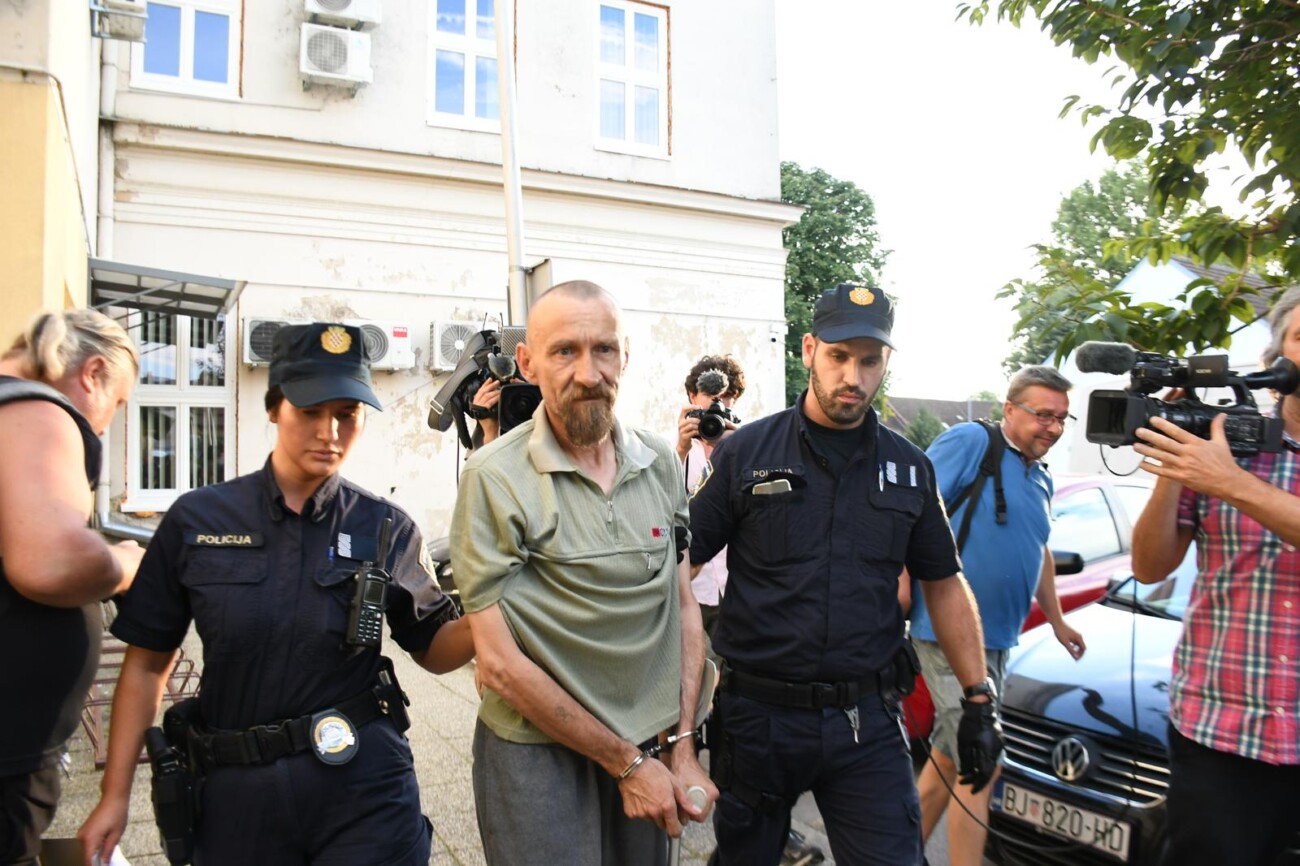 Ubojica iz Daruvara priveden u zgradu policijske uprave u Bjelovaru Ubojica iz Daruvara priveden u zgradu policijske uprave u Bjelovaru