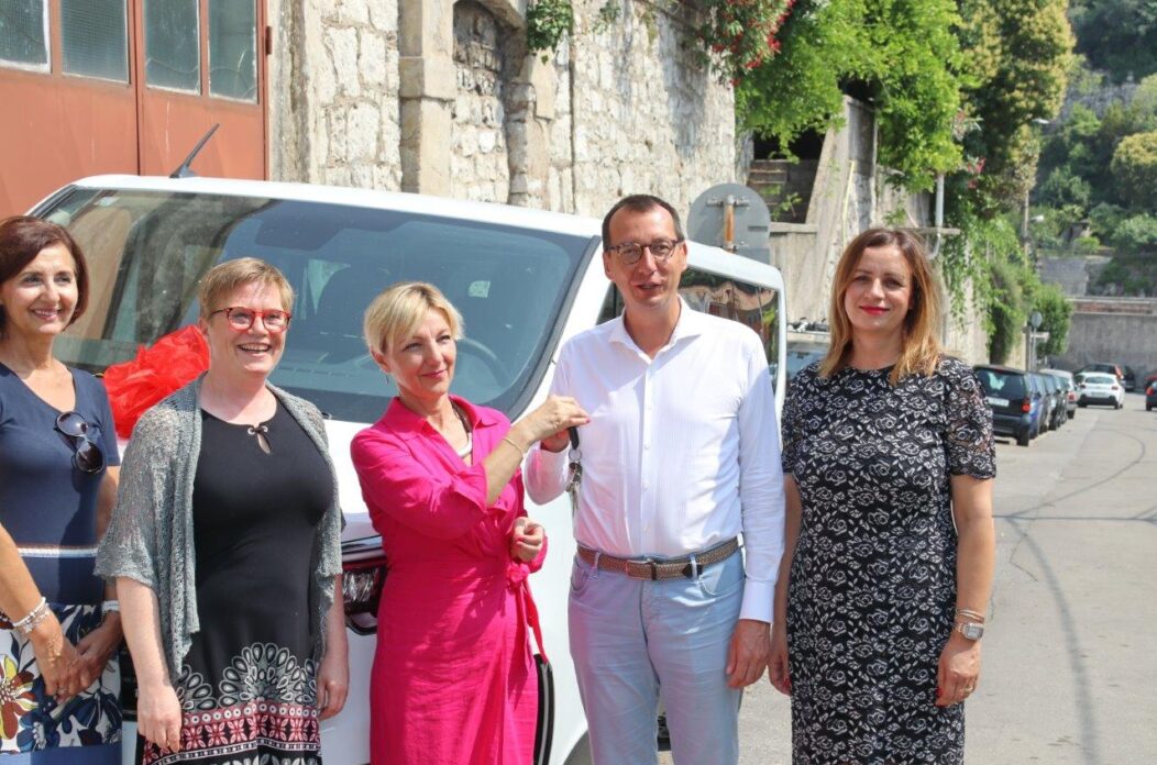 Predaja-kombi-vozila-Centru-za-autizam-Rijeka-3 Predaja-kombi-vozila-Centru-za-autizam-Rijeka-3