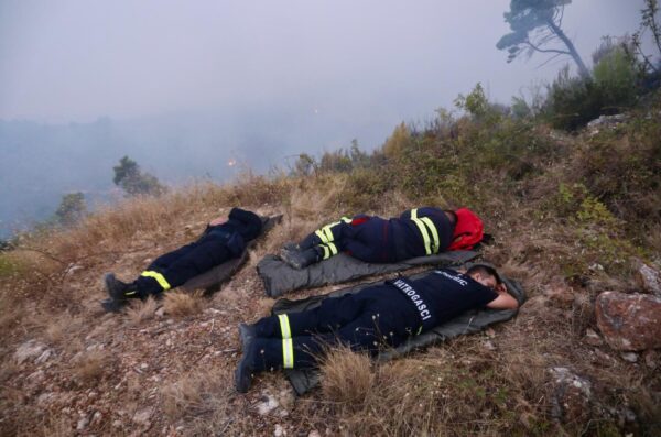 Makarska: Umorni vatrogasci dočekali su jutro na požarištu Makarska: Umorni vatrogasci dočekali su jutro na požarištu