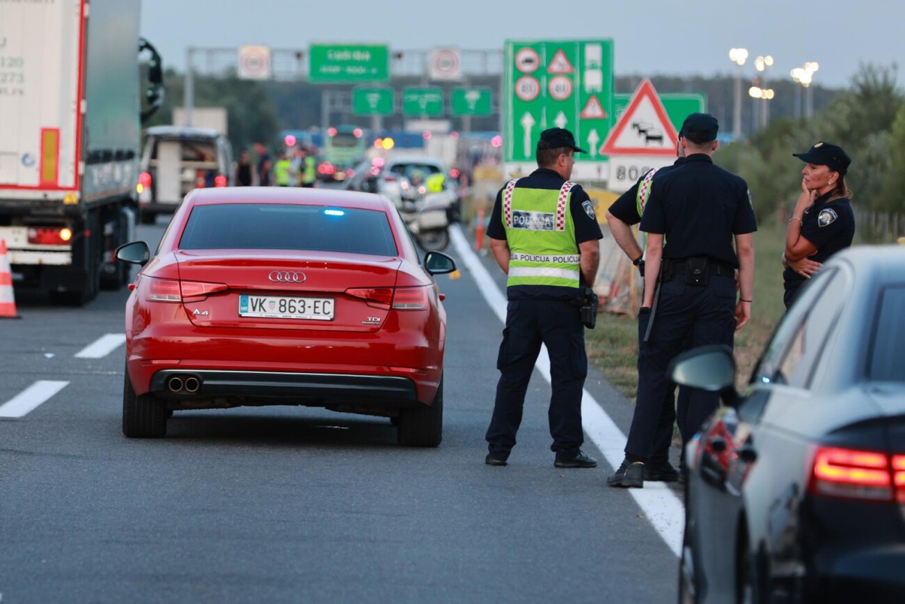 Županja: Policajka službenim motocikom pregazila pješaka Županja: Policajka službenim motocikom pregazila pješaka