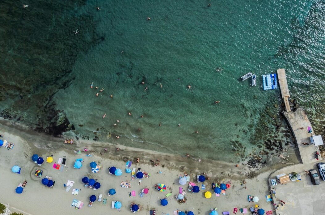 Vela Pržina nestvarno je lijepa plaža okružena vinogradima, nudi savršeno čisto more i fini pijesak Vela Pržina nestvarno je lijepa plaža okružena vinogradima, nudi savršeno čisto more i fini pijesak