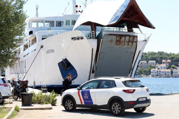 Mali Lošinj: U tijeku je očevid nakon što je troje djelatnika Jadrolinije poginulo nakon pada rampe