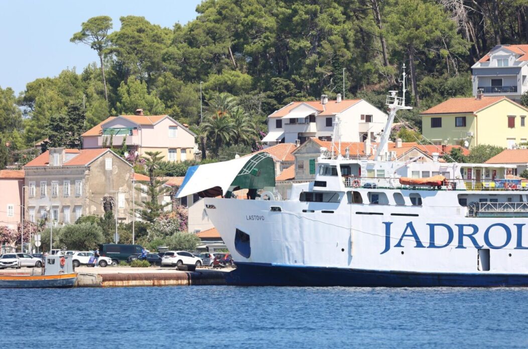 Mali Lošinj: U tijeku je očevid nakon što je troje djelatnika Jadrolinije poginulo nakon pada rampe Mali Lošinj: U tijeku je očevid nakon što je troje djelatnika Jadrolinije poginulo nakon pada rampe