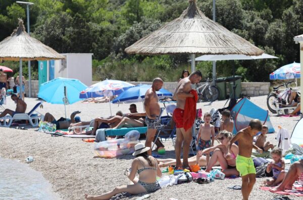 Murter: Plaa u Jezerima puna je gostiju